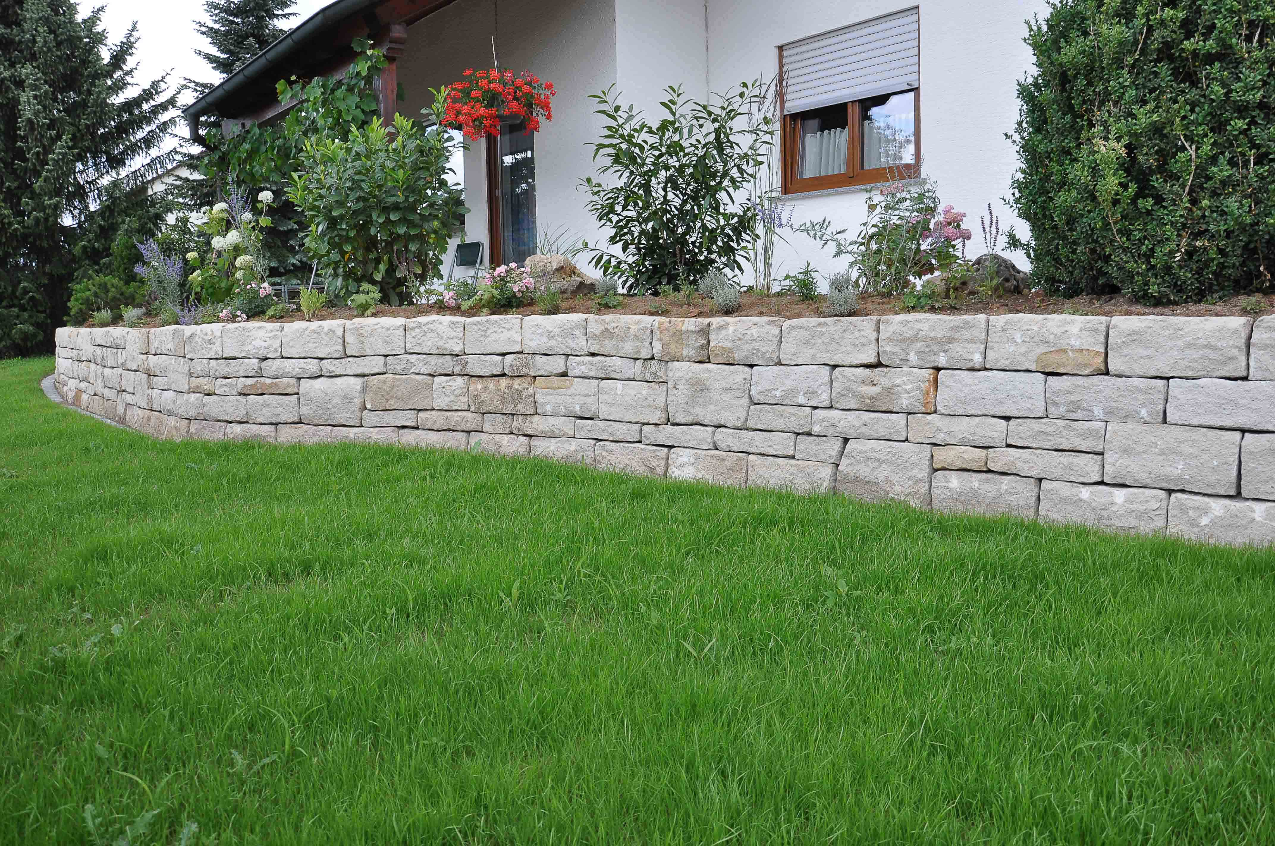 Oliver Baur | Natursteinmauer, Rasen, Bepflanzung